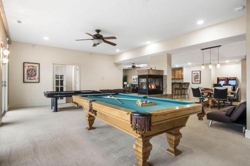 Townhouse w Tree Top & Lake Views-Billiards-Air Hockey-Free Tix-Pvt Hot Tub-Basketball-Garage, Branson