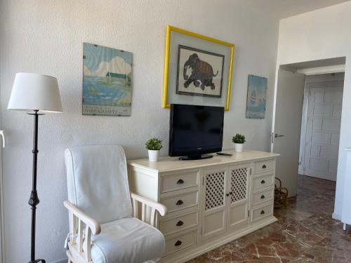 Economy One-Bedroom Apartment with Sea View image 6