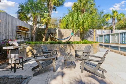Folliday Inn - The Cobra - Room 32 – Folly Beach, SC