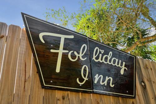 Folliday Inn - The Cobra - Room 32 – Folly Beach, SC