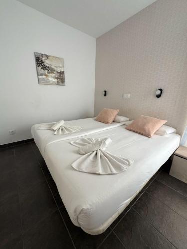 One-Bedroom Apartment image 5