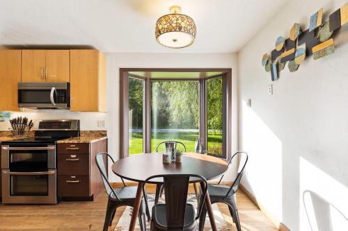 ห้องครัว, Lux Fly-Fishing Haven near Glacier Park - Hot Tub in เวสต์ กลาเซียร์(MT)