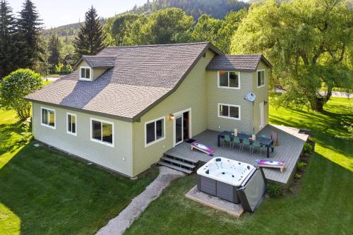 Lux Fly-Fishing Haven near Glacier Park - Hot Tub in เวสต์ กลาเซียร์(MT)