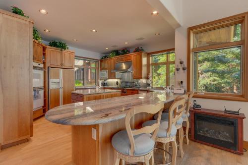 Rubicon Bay Lakefront by Tahoe Getaways - 4BR with Bonus Room, Private Pier, Buoy & Beach Access in Meeks Bay (CA)