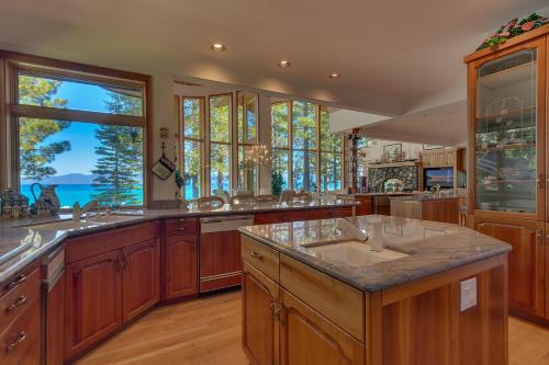 Rubicon Bay Lakefront by Tahoe Getaways - 4BR with Bonus Room, Private Pier, Buoy & Beach Access in Meeks Bay (CA)