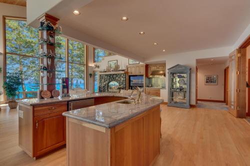 Rubicon Bay Lakefront by Tahoe Getaways - 4BR with Bonus Room, Private Pier, Buoy & Beach Access in Meeks Bay (CA)
