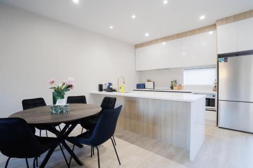 مطبخ, Zen Style 3 bedrooms near School, shop and Eateries in هوويك