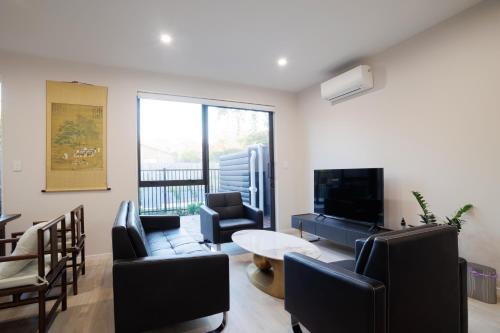 Zen Style 3 bedrooms near School, shop and Eateries in هوويك