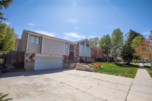 Family Stay | Mtn Views + Yard + Pets + Long Stays - image 5