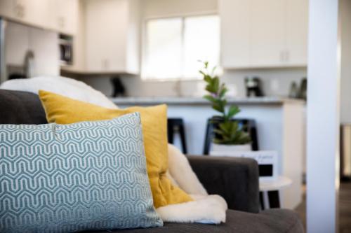 Family Stay | Mtn Views + Yard + Pets + Long Stays - image 13