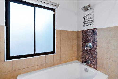 Inviting Home with Colorful Decor and Private Backyard Oasis with a Swimming Pool & Shaded Terrace in พอเทรโร่