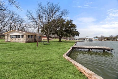 Lakefront Cabin and Guest House Near Granbury Square in Granbury, USA
