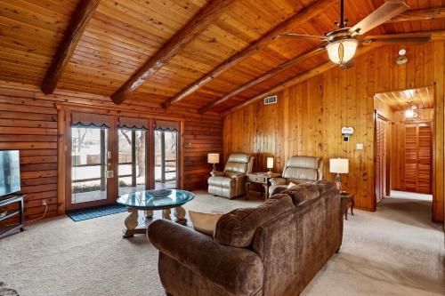Lakefront Cabin and Guest House Near Granbury Square in Granbury, USA