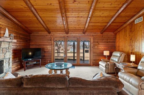 Lakefront Cabin and Guest House Near Granbury Square in Granbury, USA
