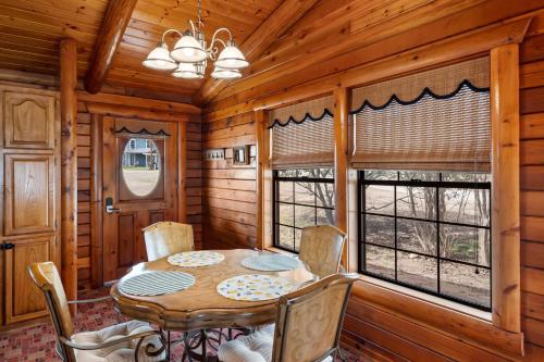 Lakefront Cabin and Guest House Near Granbury Square in Granbury, USA