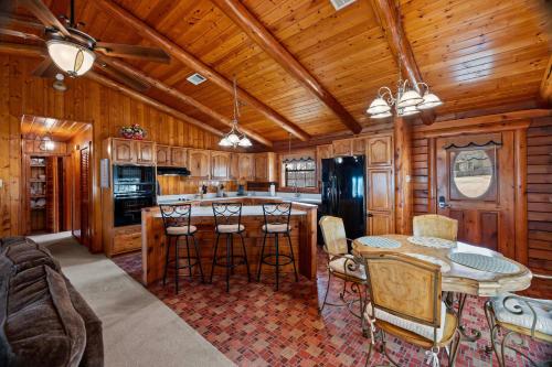 Lakefront Cabin and Guest House Near Granbury Square in Granbury, USA