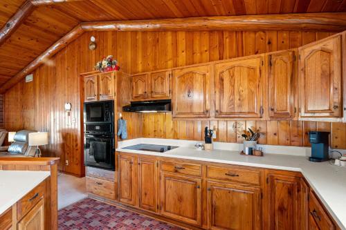 Lakefront Cabin and Guest House Near Granbury Square in Granbury, USA