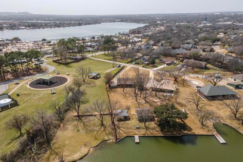 Lakefront Cabin and Guest House Near Granbury Square in Granbury, USA