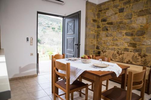 Agarathos Traditional Rooms with Pool Agarathos Traditional Rooms with Pool