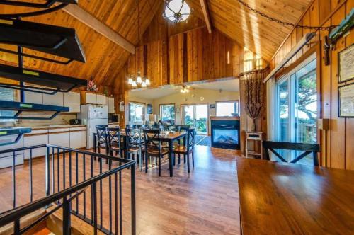 Oceanfront Family Cabin 4 Br Wrap-around Deck in Rockaway Beach (OR)