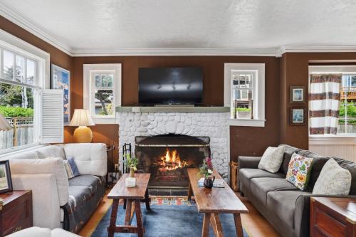 Susans Beach Cottage Steps To Sand & Surf! image