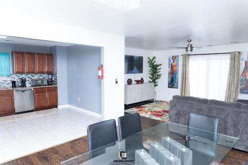 Beautifully Designed & Spacious Apartment in Newark 10mins from EWR Airport, Close to NYC and Beth Israel Hospital