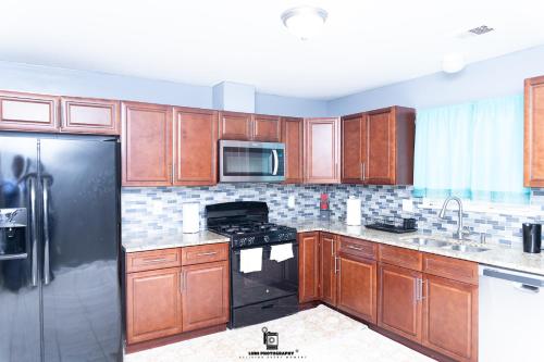 Beautifully Designed & Spacious Apartment in Newark 10mins from EWR Airport, Close to NYC and Beth Israel Hospital