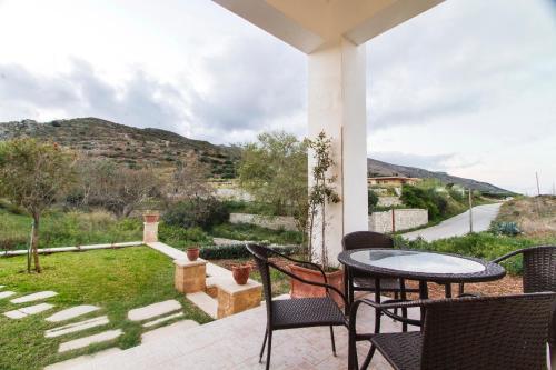 Agarathos Traditional Rooms with Pool