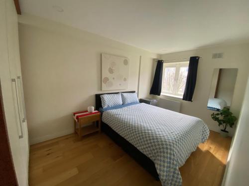 Cozy Room in Modern Apartment - Perfect Location - Tap to explore photos