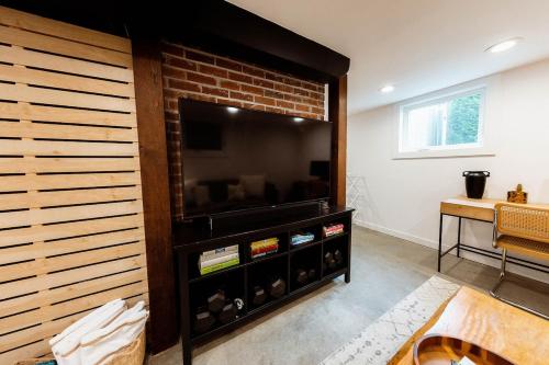 Renovated 3-BR Retreat with AC, 10 Mins to Downtown Renovated 3-BR Retreat with AC, 10 Mins to Downtown