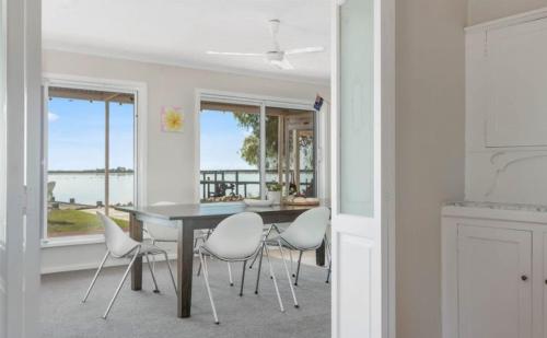 Mundoo Waters - Tranquil Waterfront Haven with Jetty in Hindmarsh Island sala