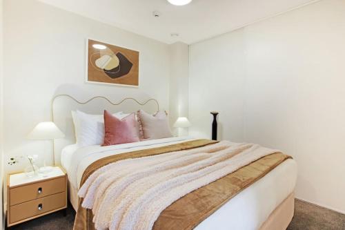 Modern CBD Apartment with City views near Skytower, Auckland (photo 3)