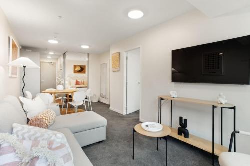 Modern CBD Apartment with City views near Skytower, Auckland (photo 6)