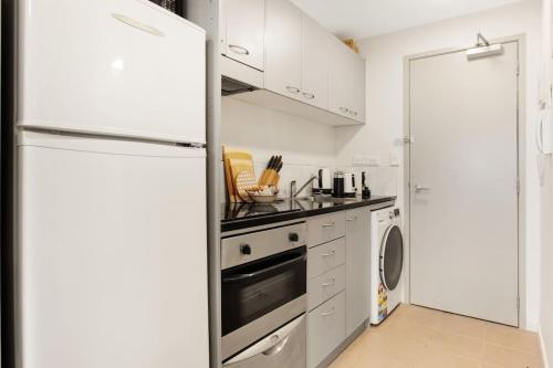 Modern CBD Apartment with City views near Skytower, Auckland (photo 9)