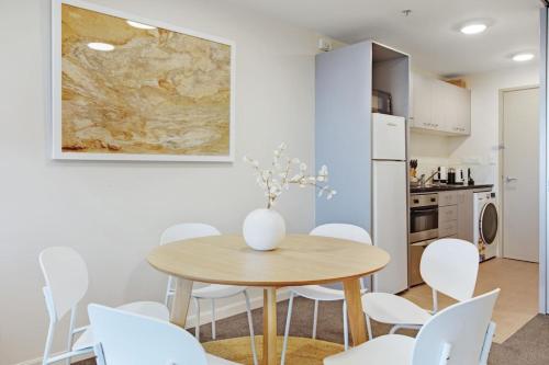 Modern CBD Apartment with City views near Skytower, Auckland (photo 10)