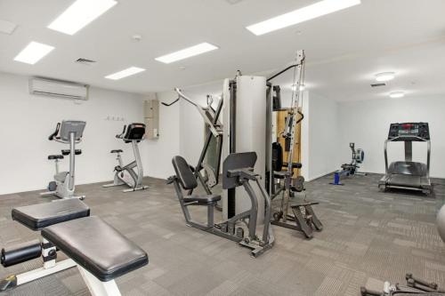 Modern CBD Apartment with Sky Tower View, Окленд (фото 6)