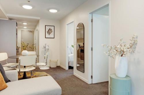 Modern CBD Apartment with Sky Tower View, Окленд (фото 9)