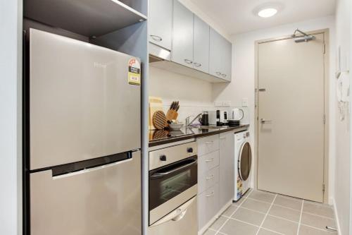 Modern CBD Apartment with Sky Tower View, Окленд (фото 10)