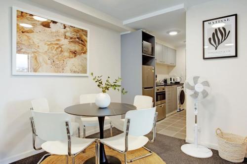 Modern CBD Apartment with Sky Tower View, Окленд (фото 11)