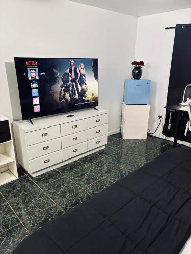 MIAMI-PEACEFUL KING BEDROOM WITH 55 INCH SMART TV, 800 WIFI near FIU-Dolphin-MIA in Miami, USA