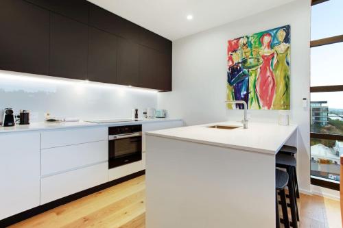مطبخ, Gorgeous Home with Catalina Bay Views and Carpark in هوبسونفيلي