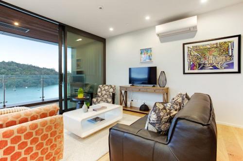 Gorgeous Home with Catalina Bay Views and Carpark, Окленд (фото 10)