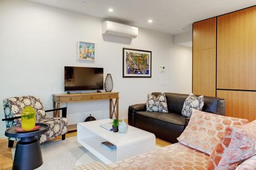Gorgeous Home with Catalina Bay Views and Carpark, Окленд (фото 11)