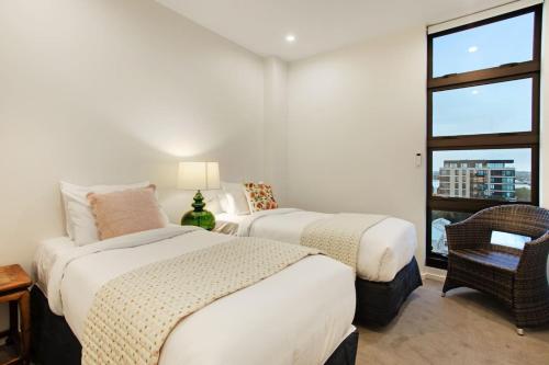 Gorgeous Home with Catalina Bay Views and Carpark - image 5