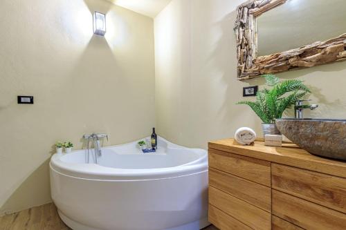 Vannas istaba, La Cascina Amore con jacuzzi e sauna by Halldis in Ozzano Monferrato