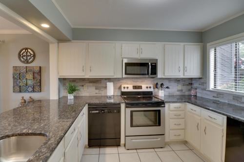 Hot Springs Condo with Lake View and Access Grill - image 12