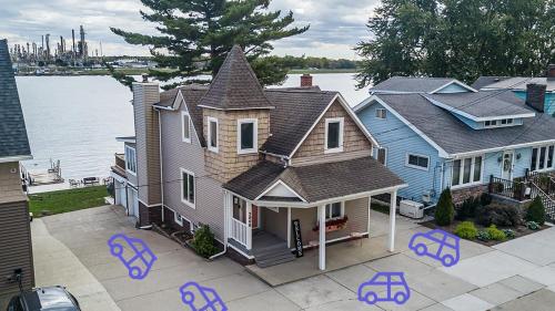 Riverfront 3 Bedroom with 2 Kings and hot tub