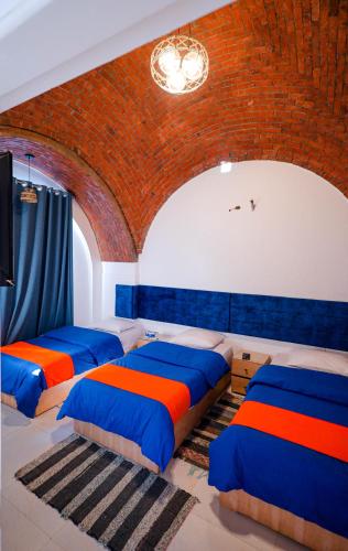 3 twin beds