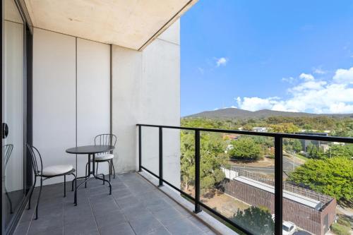 Chic 1-Bed Apartment Near Canberras Bustling CBD in Lyneham