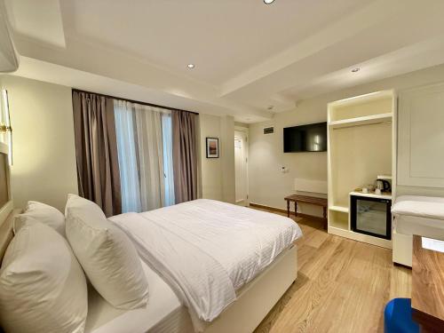 Deluxe Triple Room image 5